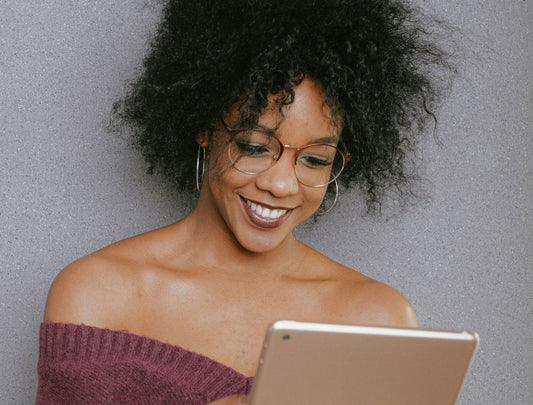 How to Wear Jewelry When Wearing Glasses